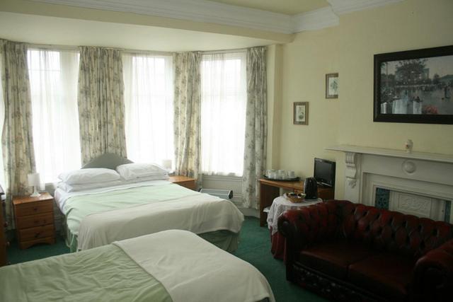 The Knoll Guesthouse Newport  Oda fotoğraf